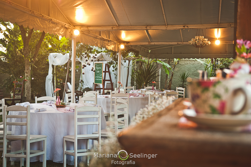 visão do salão ao ar livre decorado em tons de branco e rosa