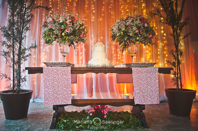 o bolo e a mesa de recepção dos noivos em Niterói - RJ