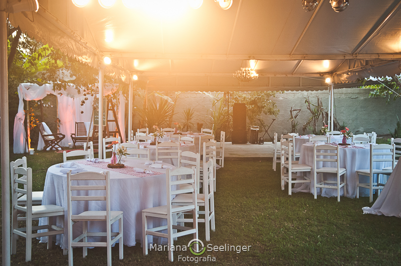 as cadeiras e o palco preparados para o casamento em Niterói -RJ por Mariana Seelinger Fotografia
