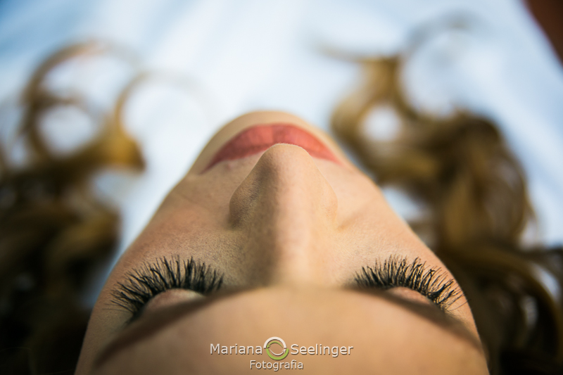 close do rosto maquiado da noiva Thais