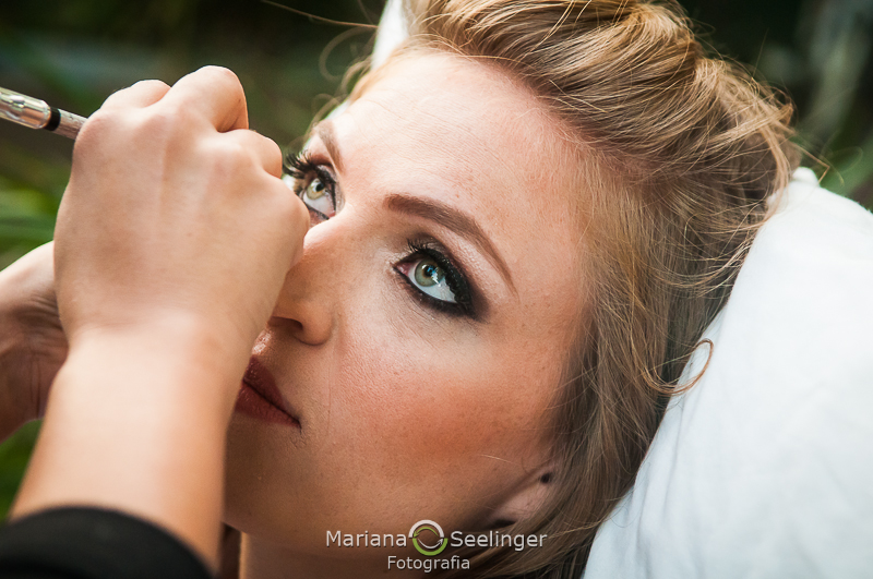 a noiva sendo maquiada em preparativos para o casamento em Niterói - RJ