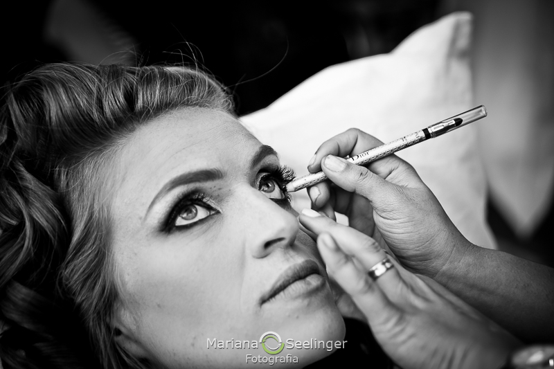 maquiagem da noiva em fotografia de casamento ao ar livre em Niterói - RJ por Mariana Seelinger Fotografia