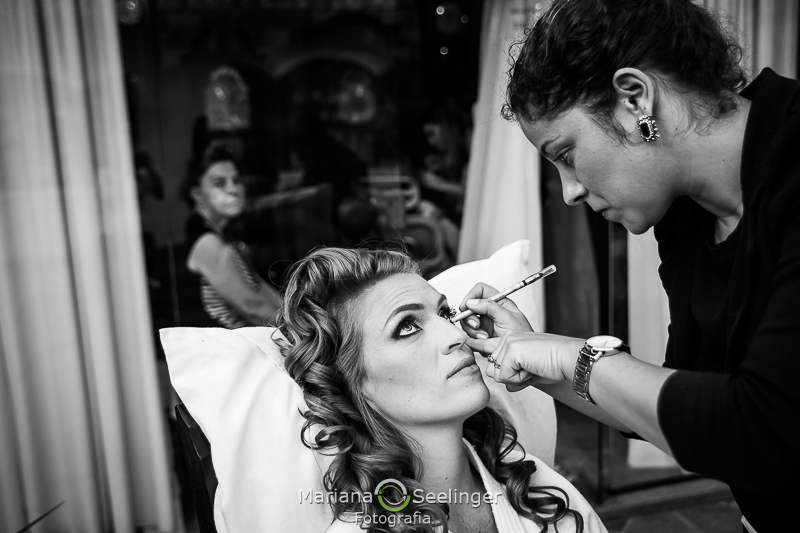 a noiva em sua maquiadora preparativos para o casamento