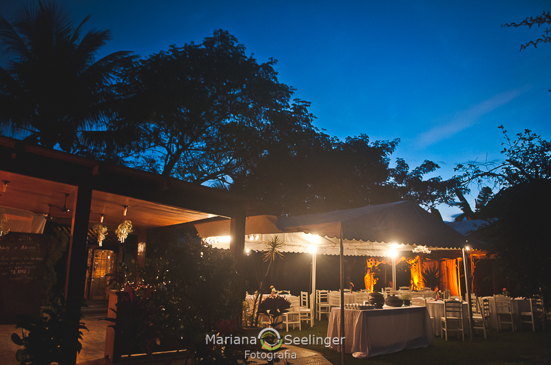 o local da festa ao anoitecer por Mariana Seelinger em Niterói - Rj