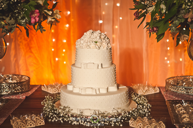 o bolo do casamento de Thais e Adriano em fotografia por Mariana Seelinger
