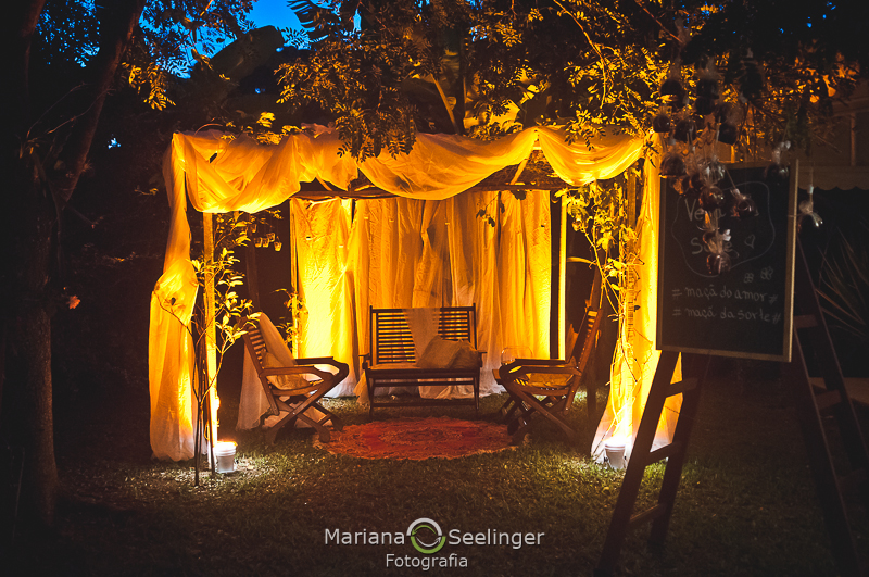 a tenda de descanso iluminada no começo da noite em casamento por Mariana Seelinger