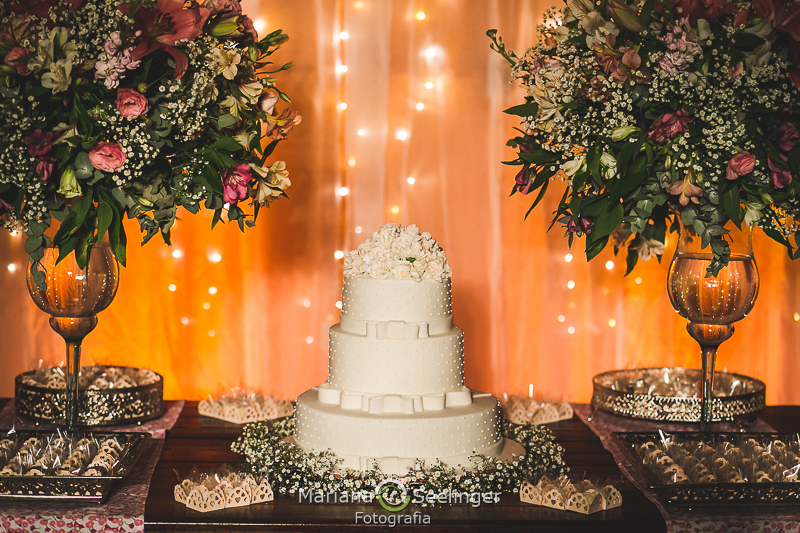 o bolo de casamento de Thais e Adriano por Mariana Seelinger Fotogafia
