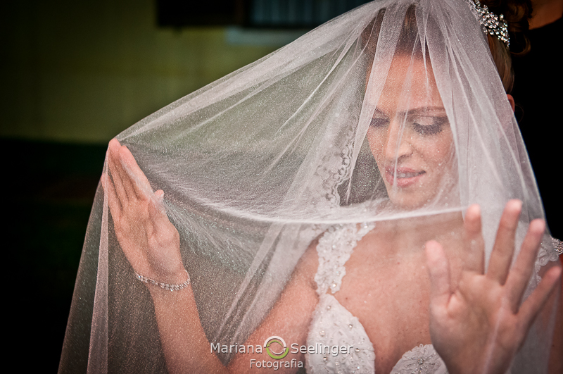 a noiva e seu véu posam para Mariana Seelinger