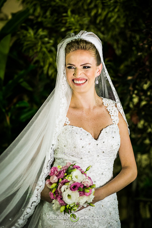 Mariana Seelinger fotografa a noiva Thais antes de seu casamento em Niterói - RJ