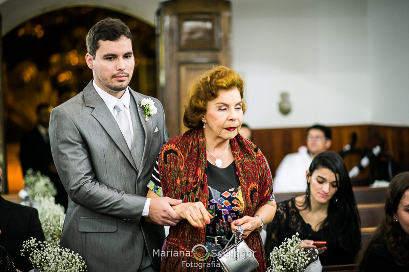 o noivo entra na igreja acompanhado pela avó em Niterói - RJ