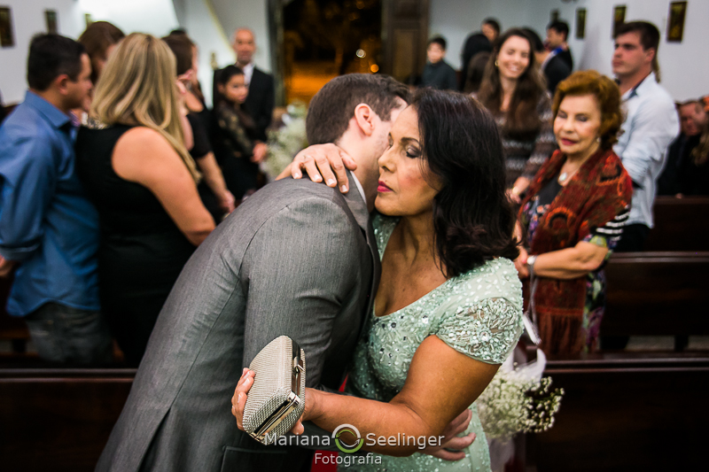 o noivo beija a mãe antes de posicionar no altar