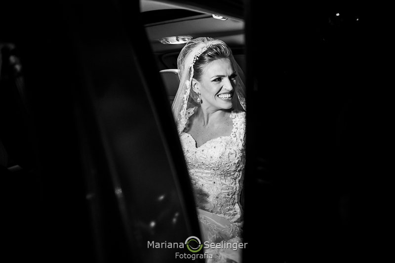 a noiva chega à Igreja em fotografia de Mariana Seelinger