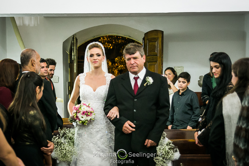 entrada da noiva com o pai em Niterói RJ fotografado por Mariana Seelinger