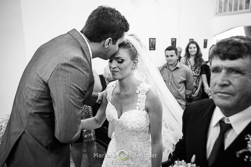 o noivo beija a testa da noiva antes de começar a cerimônia de seu casamento em Niterói - RJ