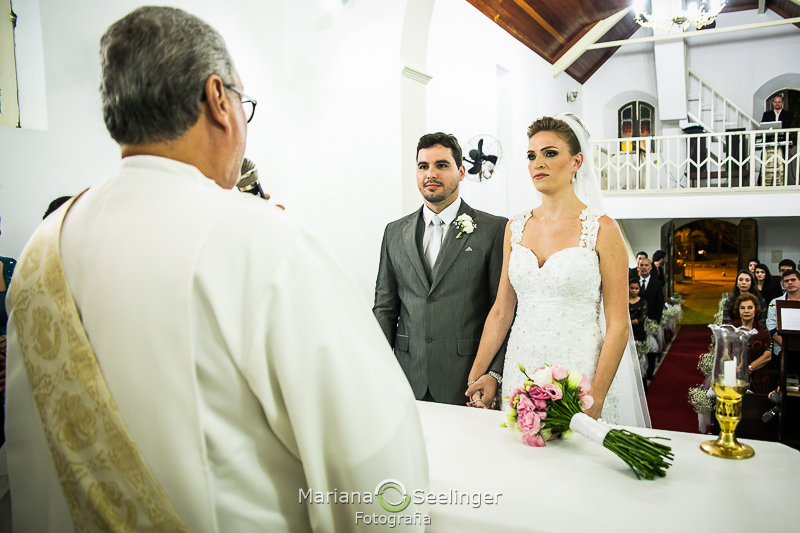 os noivos diante do padre no altar em casamento fotografado por Mariana Seelinger Fotografia