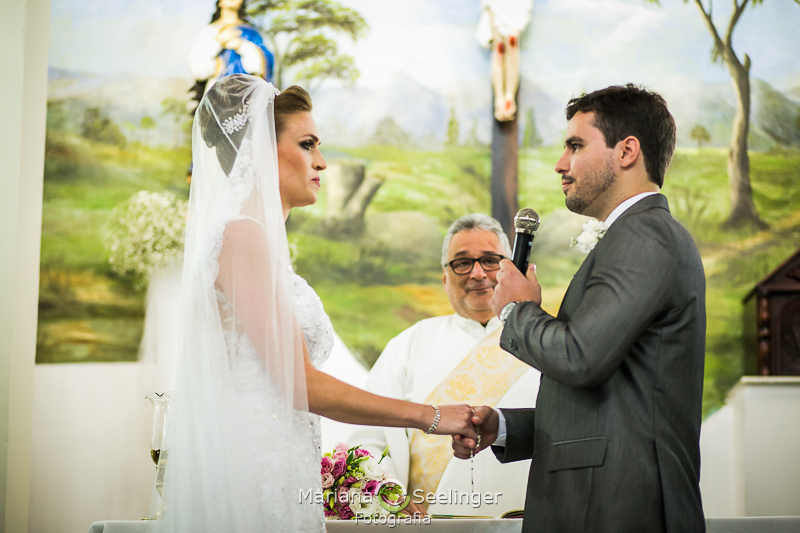 o noivo proclama seus votos à noiva em casamento em Niterói - RJ por Mariana Seelinger Fotografia