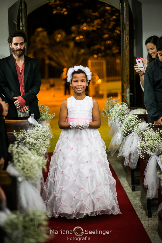 a daminha entra com as alianças