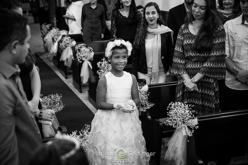 a daminha entra com as alianças para o casamento de Thais e Adriano