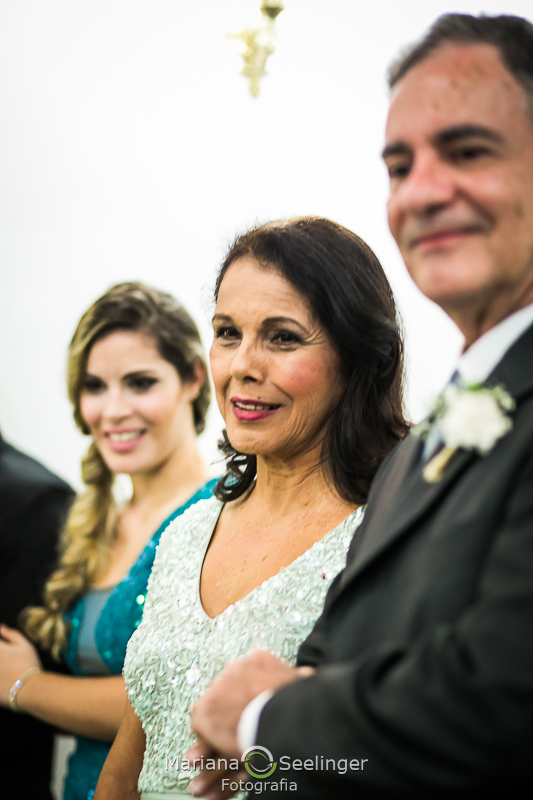 os convidados assistem emocionados ao casamento em Niterói - RJ