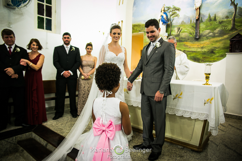 a daminha chega aos noivos entregando as alianças