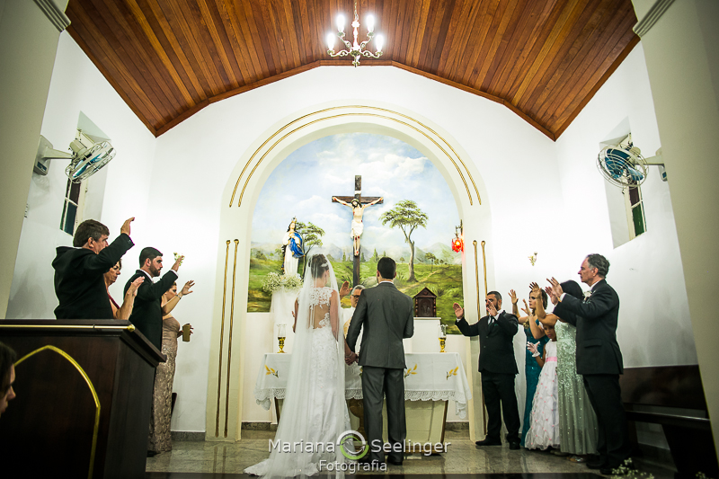 os noivos no altar em casamento em Niterói - RJ