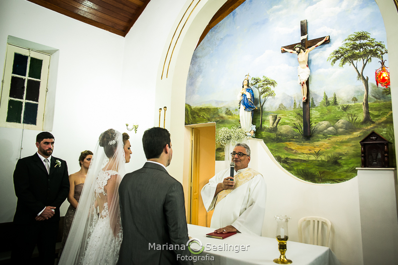 o padre abençoa os recém casados em Niterói RJ fotografado por Mariana Seelinger