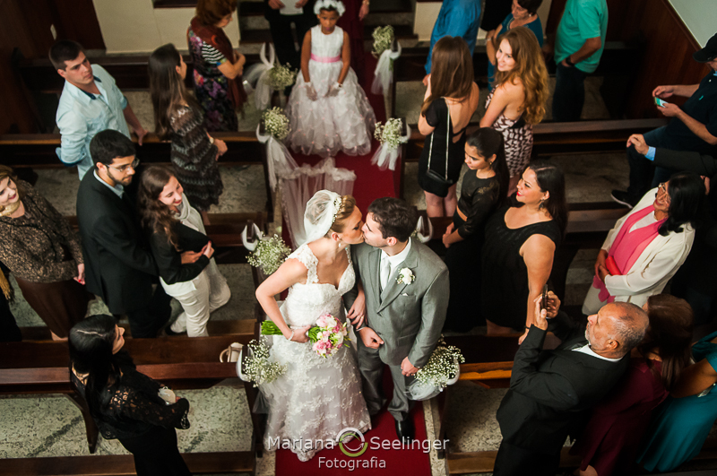 os noivos se beijam na saída da Igreja em fotografia por Mariana Seelinger