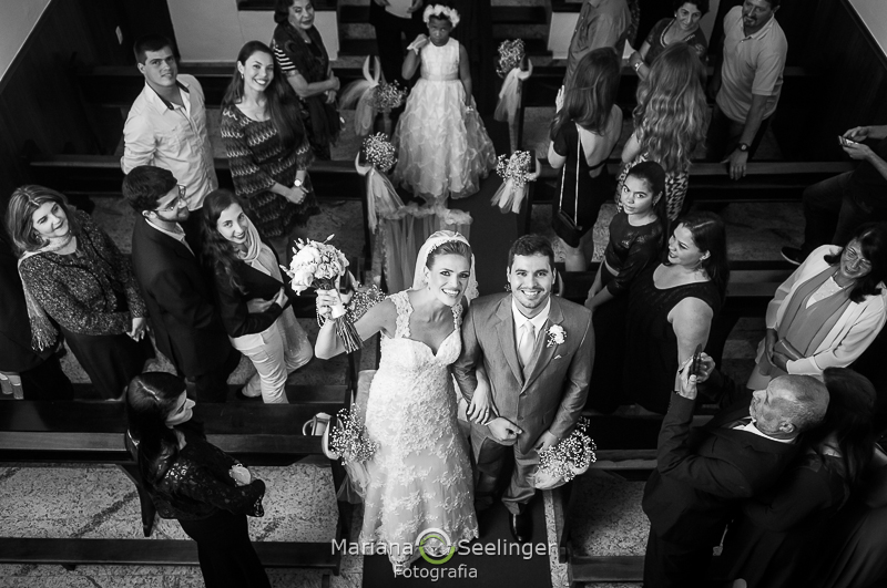 os noivos sorriam para a fotógrafa de casamentos Mariana Seelinger