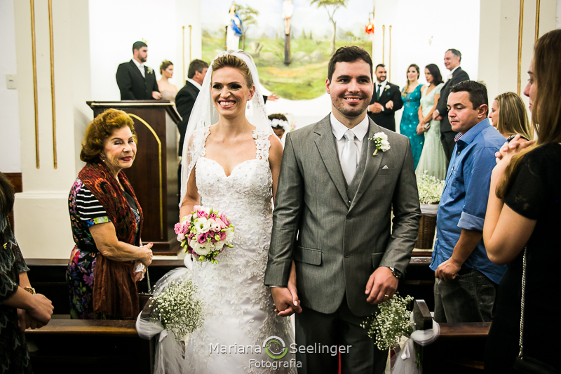 a saída dos noivos da igreja em Niterói - RJ