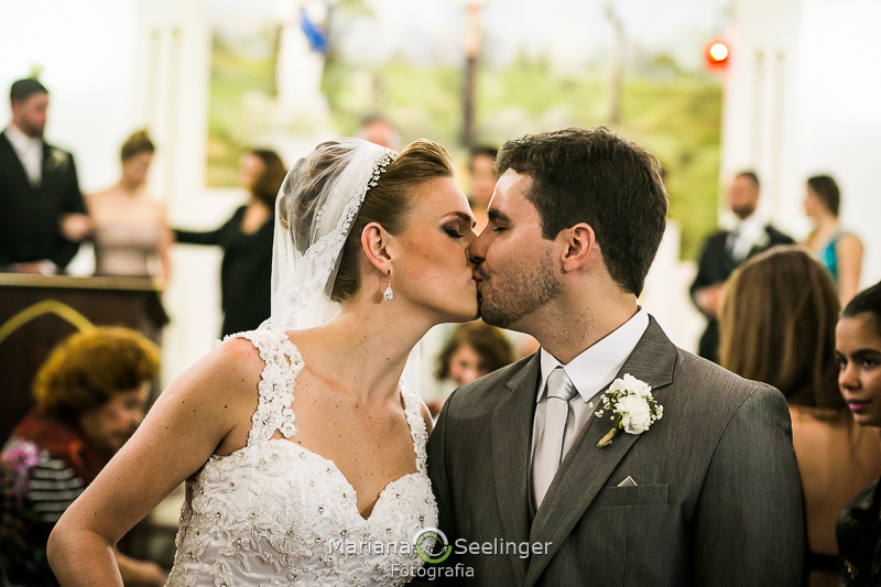 o beijo dos noivos em casamento em Niterói - RJ fotogrfado por Mariana Seelinger Fotografia