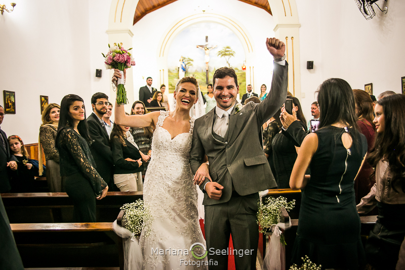 a saída comemorada dos noivos em casamento em Niterói - RJ fotogrfado por Mariana Seelinger Fotografia