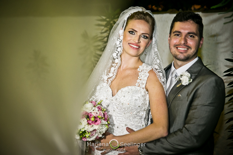 os noivos posam para a fotógrafa Mariana Seelinger