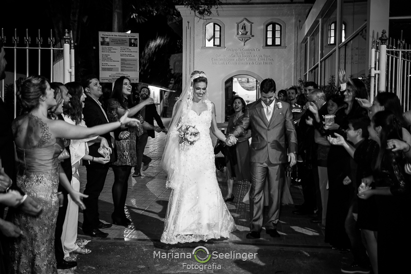 a chuva de arroz nos noivos Thais e Adriano em Niterói - Rj