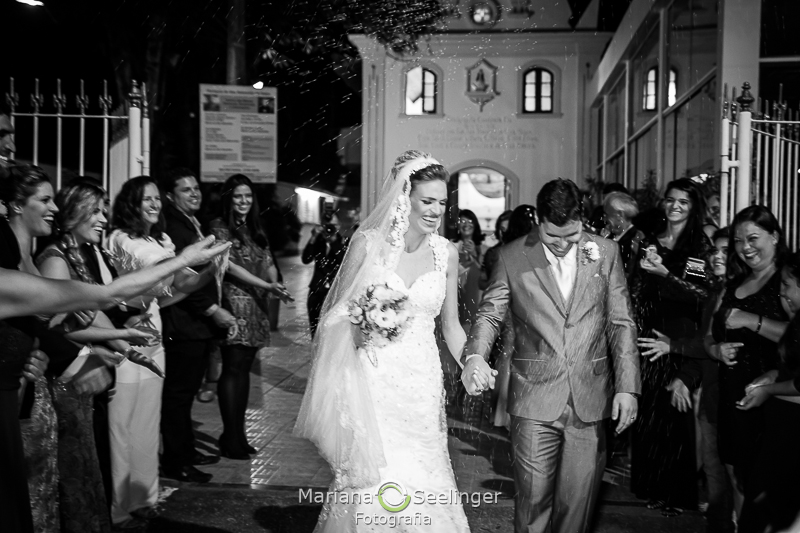 os noivos deixando a igreja em Niterói - RJ por Mariana Seelinger Fotografia
