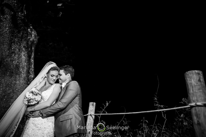 os noivos se abraçam a caminho da festa de casamento em Niterói - RJ