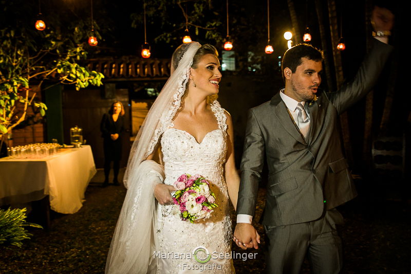 os noivos a caminho da festa em Niterói - RJ por Mariana Seelinger Fotografia