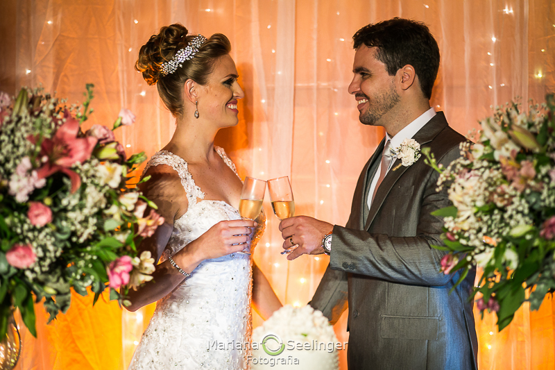 o primeiro brinde de Thais e Adriano fotografado por Mariana Seelinger