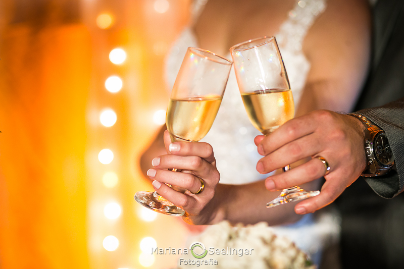 as taças dos noivos brindando