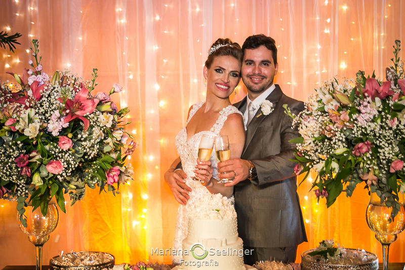 os noivos brindam posando para a fotógrafa de casamentos Mariana Seelinger em Niterói - RJ
