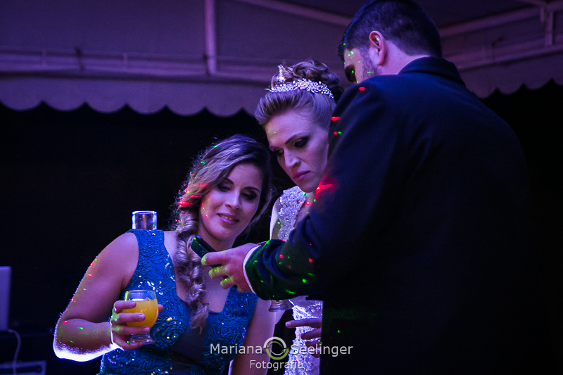 a noiva e os convidados se divertindo em casamento em Niterói - RJ