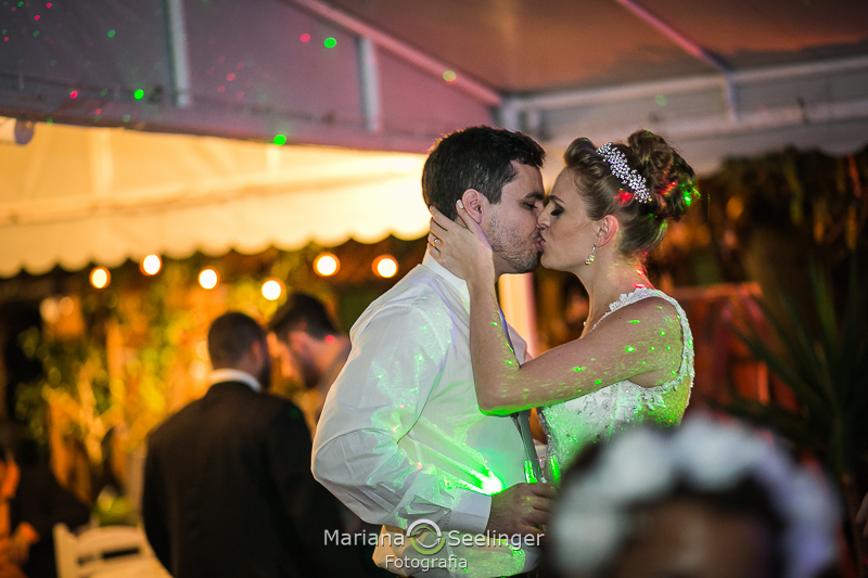 os noivos se beijam na pista de dança de seu casamento em Niterói - RJ por Mariana Seelinger Fotografia