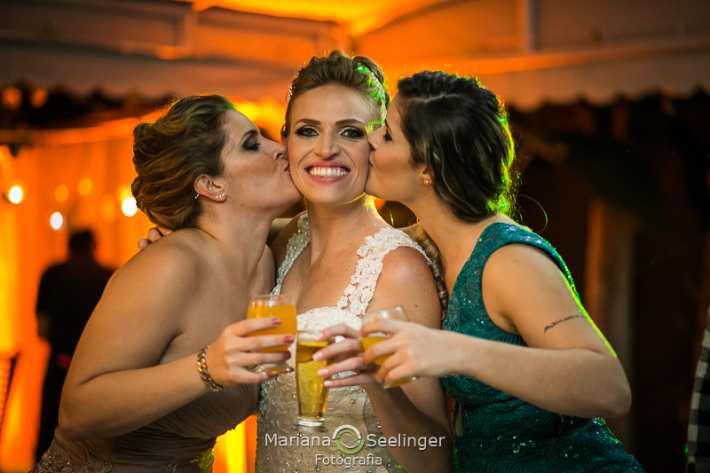 as amigas beijam Thais em sua festa de casamento em Niterói - RJ por Mariana Seelinger Fotografia