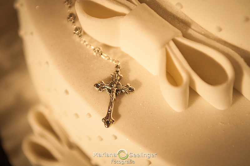 o terço de casamento sobre o bolo de casamento de Thais e André em Niterói - RJ