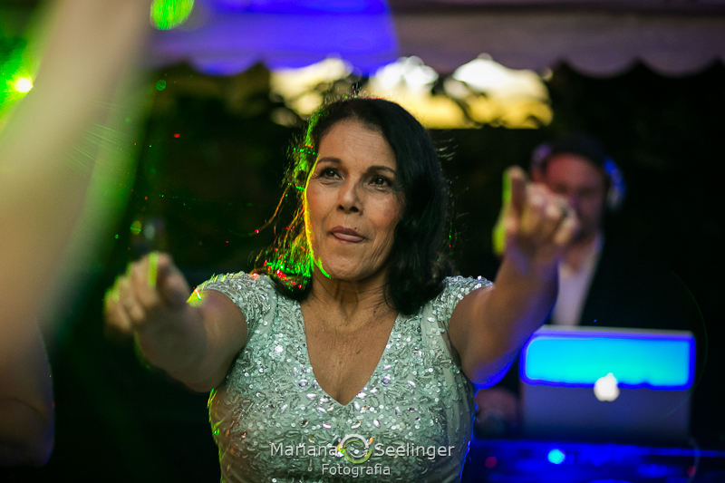 a mãe do noivo curte a festa de casamento em Niterói -RJ