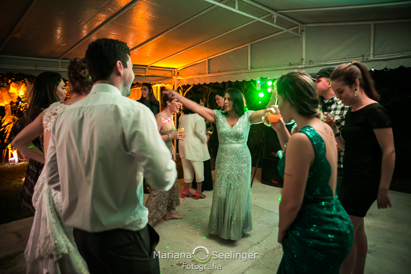 a mãe do noivo na pista de dança por Mariana Seelinger Fotografia