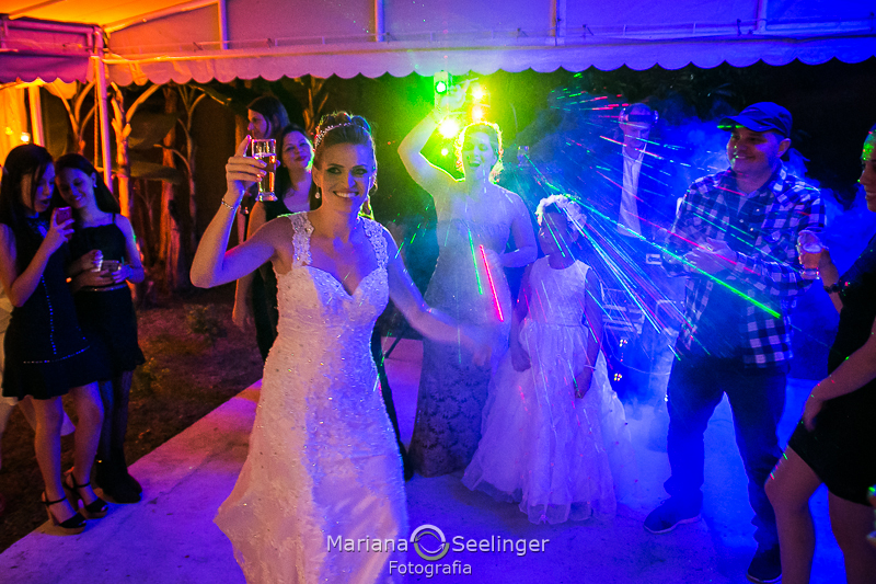 os convidados aproveitam a festa de casamento em Niterói - RJ por Mariana Seelinger fotografia