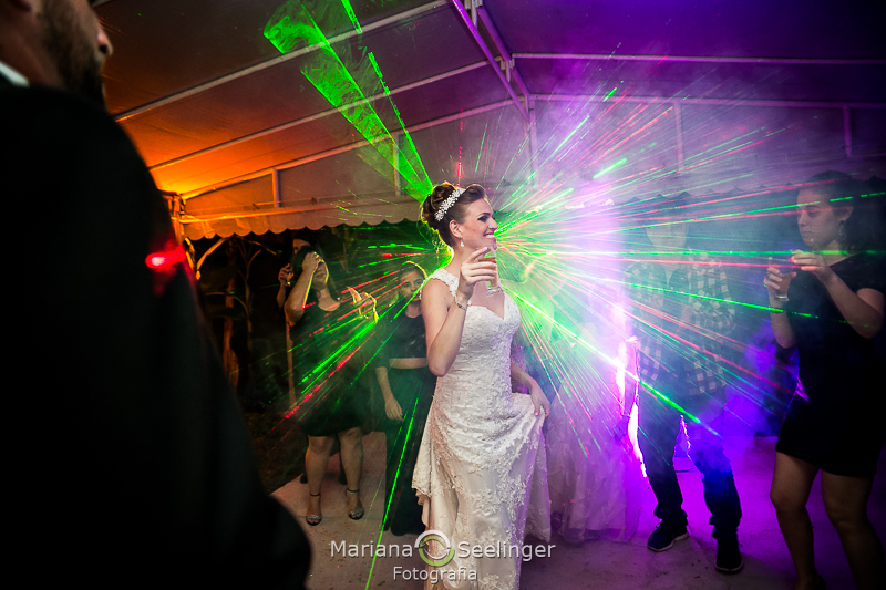 a noiva na pista de dança feliz e contente fotografada por Mariana Seelinger