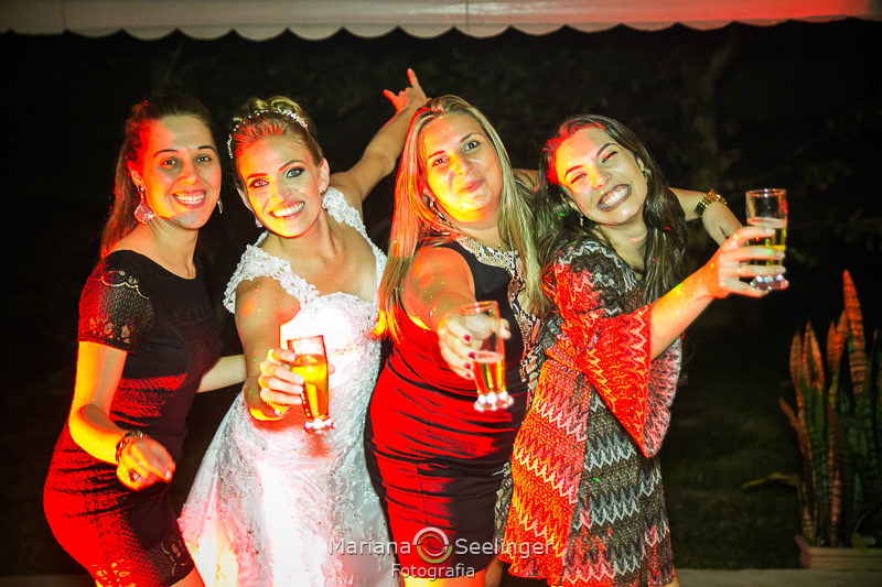 a noiva e suas amigas posam para a fotógrafa Mariana Seelinger