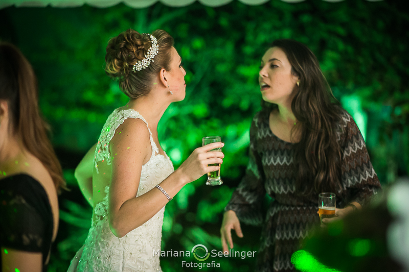 a noiva conversa e se diverte com as amigas em seu casamento em Niterói - RJ