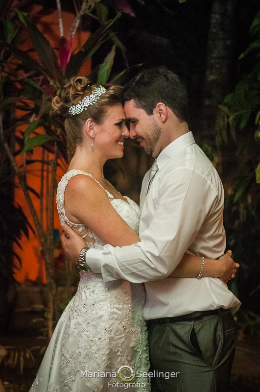 os noivos abraçados em fotografia de casamento por Mariana Seelinger Fotografia